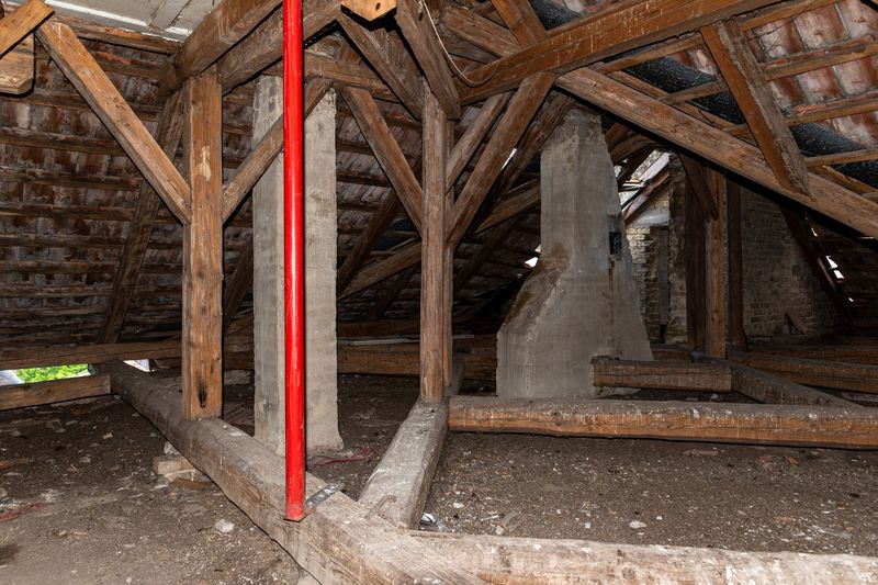 Unausgebauter Dachboden mit Holzbalken