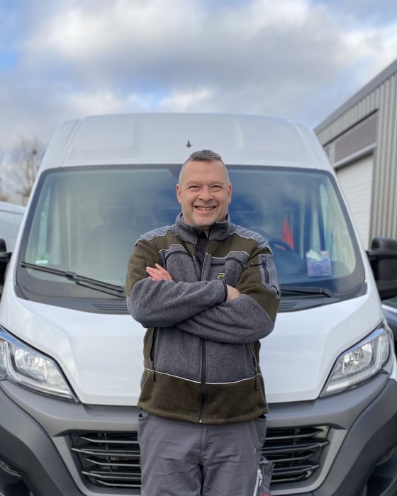 Michael Thorn steht vor einem weißen Firmentransporter
